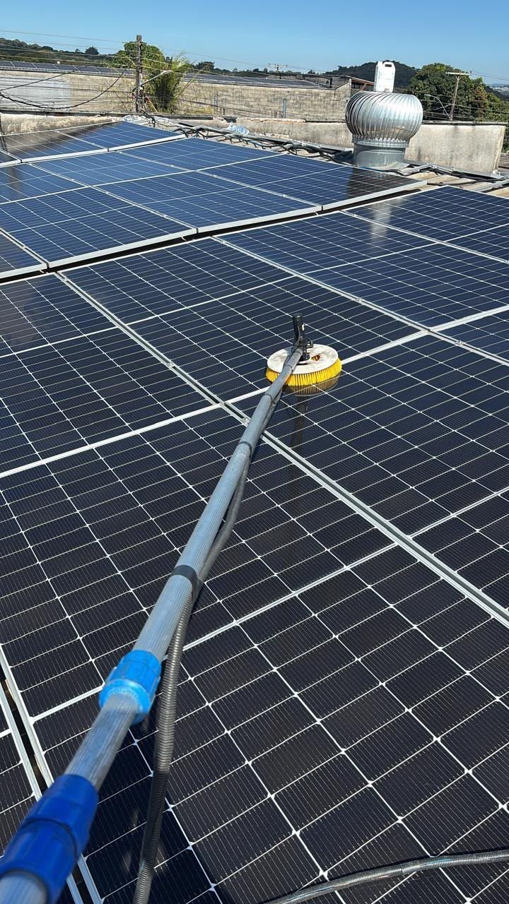 Limpeza de placas solares pela SunTech Nexus